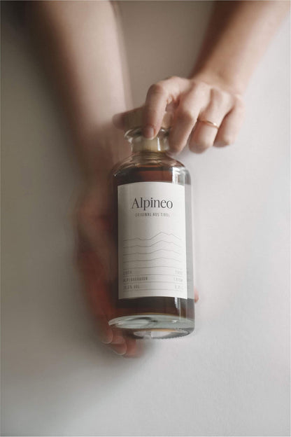 Alpineo in der Hand